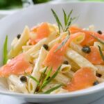 Salada de penne com pesto de rúcula