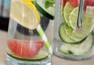 Combine limão, pepino e toranja na sua água detox. (Foto: Divulgação)