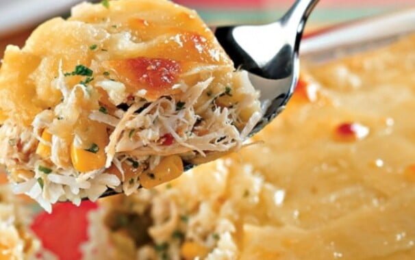 Acrescente frango desfiado à receita. (Foto: Divulgação)