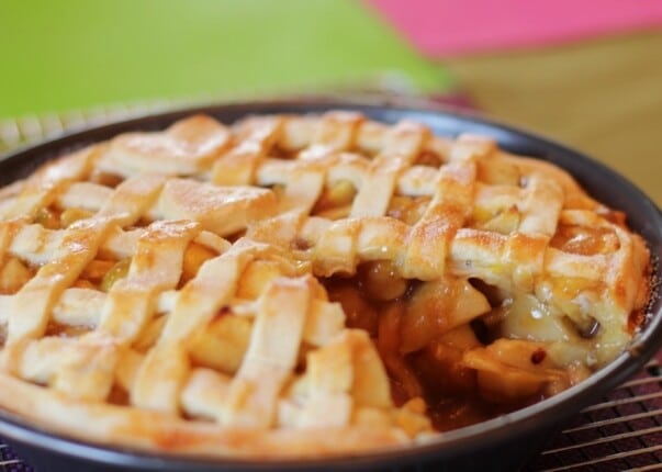 A torta é recheada com maçã, açúcar e canela. (Foto: Divulgação)