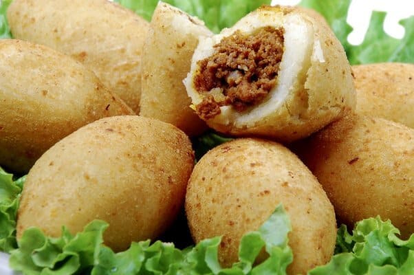 http://www.receitadodia.com/wp-content/uploads/2015/07/Bolinho-de-Mandioca-recheado-2.jpg