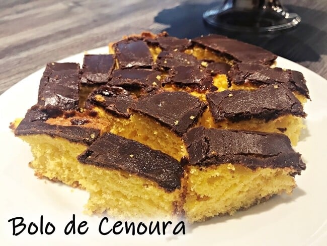 Bolo de Cenoura com cobertura de chocolate simples e fácil de fazer