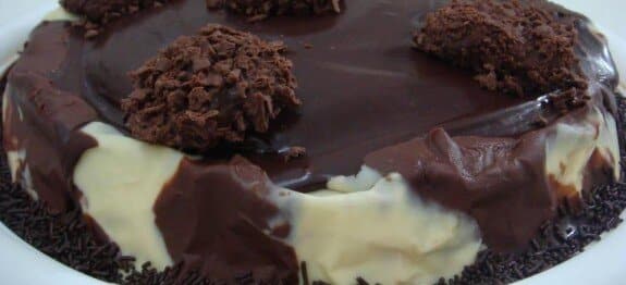 Bolo trufado de brigadeiro branco e preto