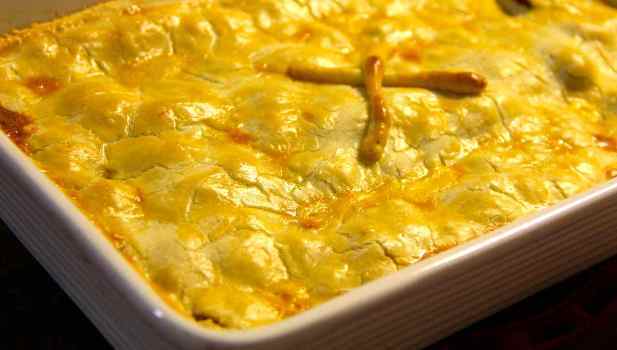 O empadão deve ficar no forno até dourar. (Foto: Divulgação)