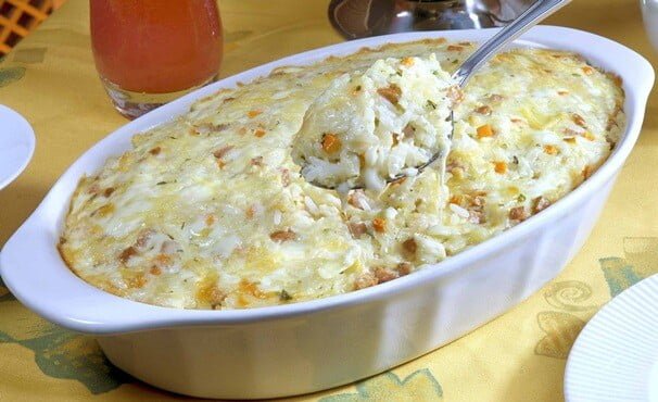 O arroz fica cremoso, por causa do requeijão e do queijo. (Foto: Divulgação)