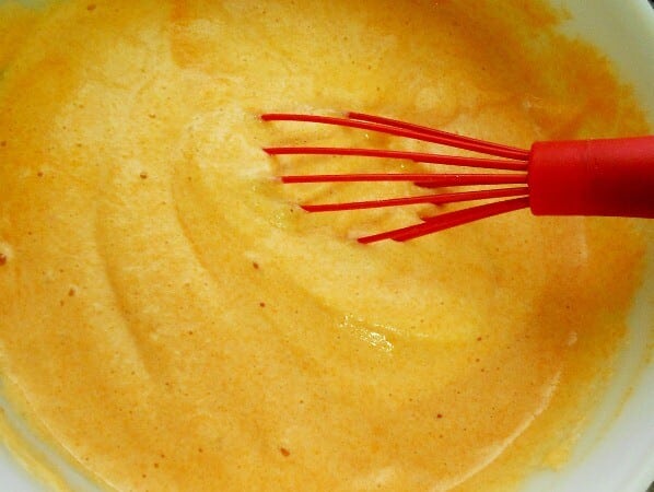 Misture os ingredientes da massa e coloque o fermento por último. (Foto: Divulgação)