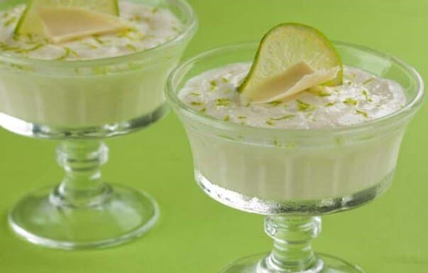 Coloque a mousse de limão em taças e decore. (Foto: Divulgação)