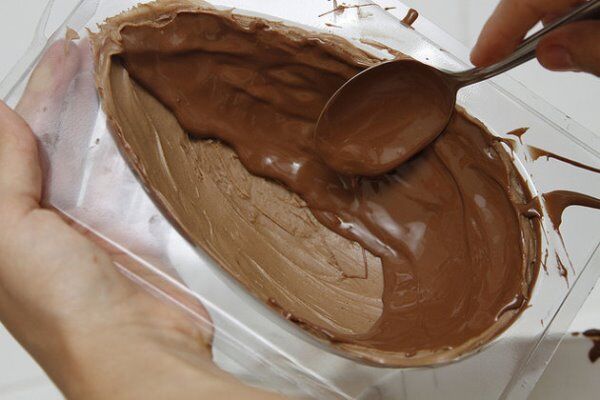Passe uma camada de chocolate na forma. (Foto: Divulgação)