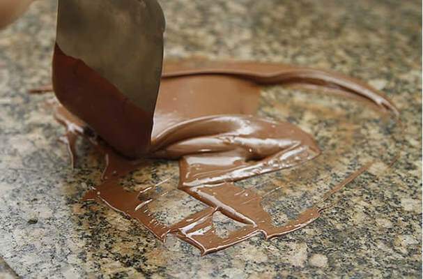 A temperagem é uma das etapas mais difíceis do preparo, então preste muita atenção. (Foto: Divulgação)