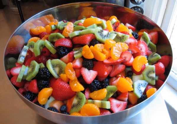 Selecione as frutas e pique-as. (Foto: Divulgação)