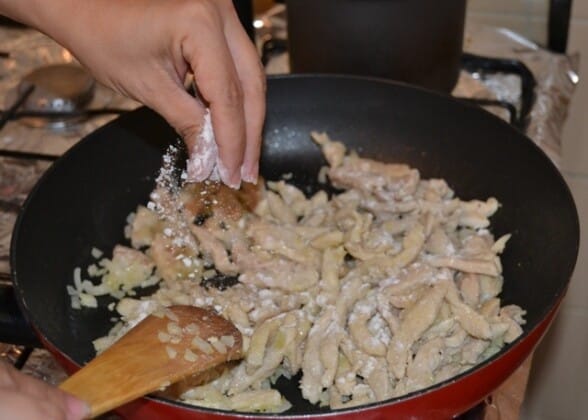 Cozinhe o frango com os outros ingredientes. (Foto: Divulgação)