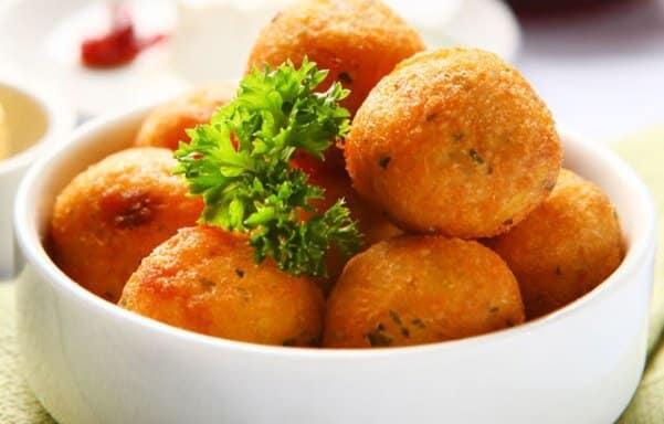 Prepare deliciosos bolinhos com mandioca e atum. (Foto: Divulgação)