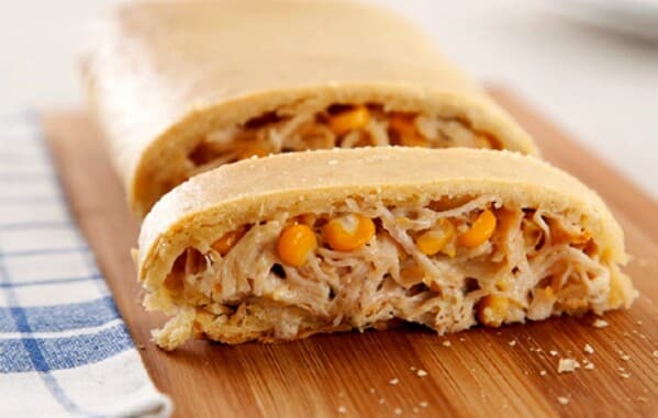 Pão de milho recheado com frango e catupiry. (Foto: Divulgação)