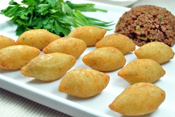 Prepare em casa deliciosos bolinhos de aipim. (Foto: Divulgação)