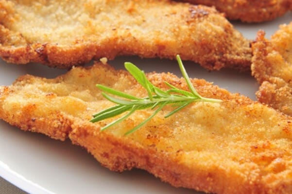 Prepare um crocante e suculento bife à milanesa. (Foto: Divulgação)