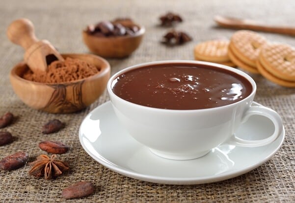 Aprenda a fazer um chocolate quente cremoso e saboroso. (Foto: Divulgação)