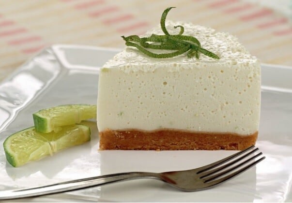 O cheesecake de limão é uma ótima opção de sobremesa para fazer em casa.