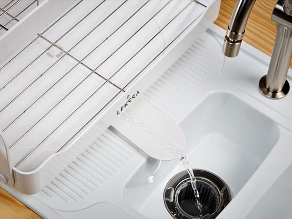 Permite direcionar a queda da água da louça diretamente dentro da pia.