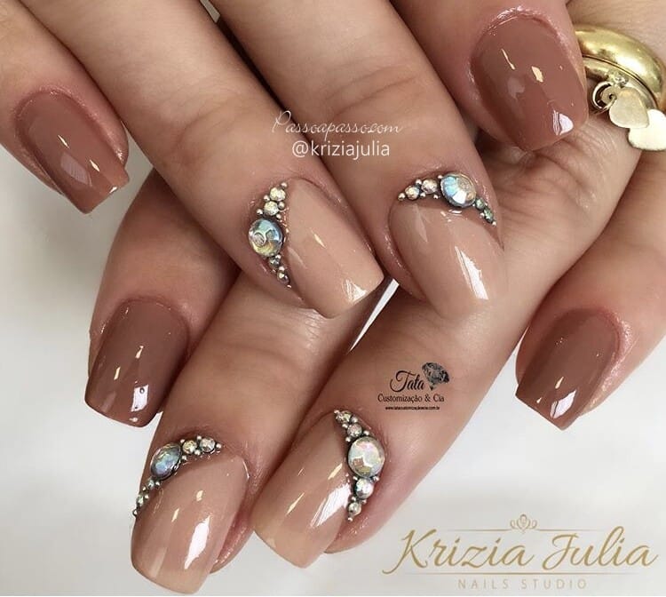 Unhas nude com joias