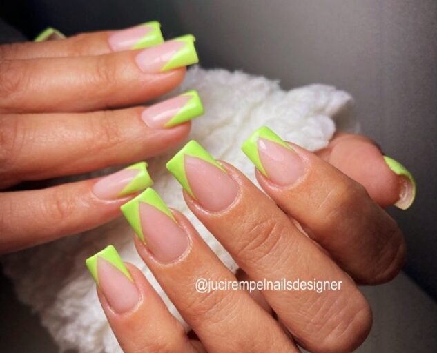 Unhas com desenhos geométricos