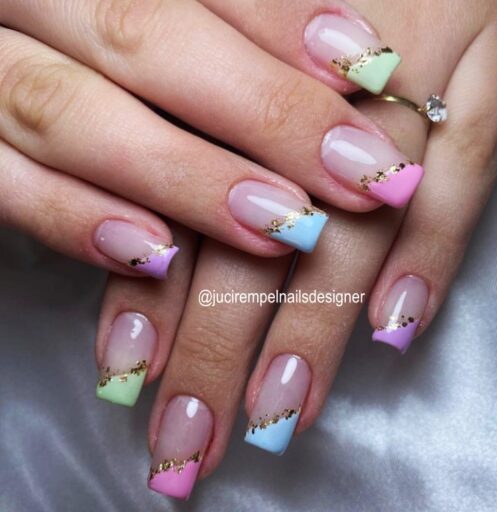 Unhas com desenhos geométricos