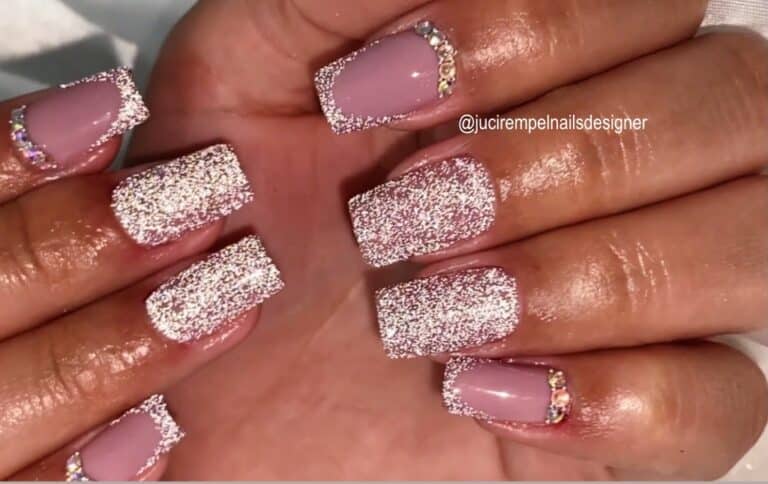 Unhas com glitter e pedrarias