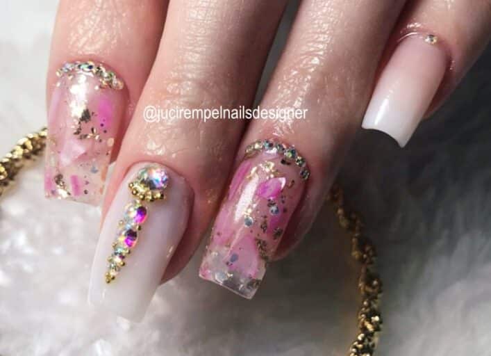Unhas com glitter e pedrarias