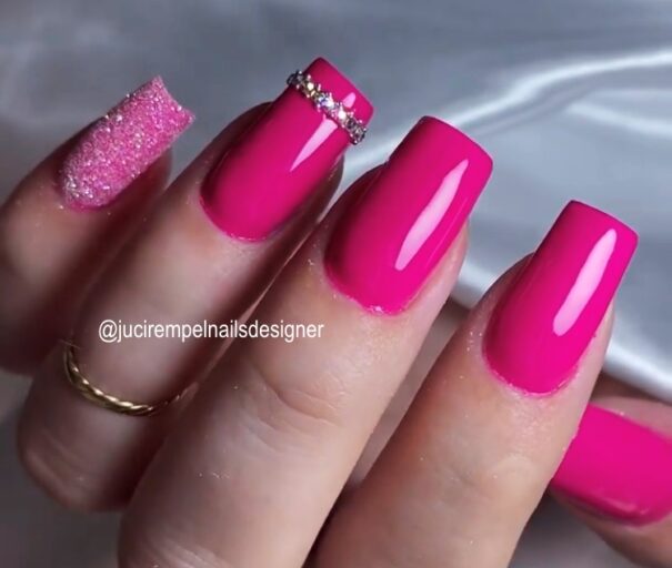 Unhas com glitter e pedrarias