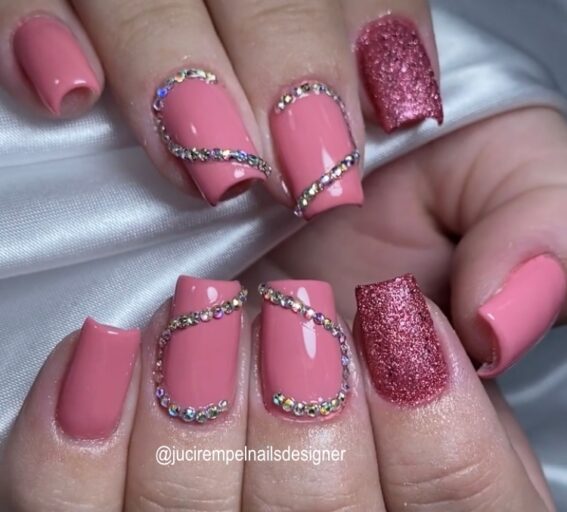 Unhas com glitter e pedrarias