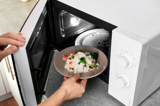 Como aquecer o arroz no micro-ondas sem ficar emborrachado