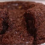 Bolo Vulcão de chocolate: explosão de lava de brigadeiro
