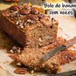 Bolo de banana com nozes molhadinho e fofinho