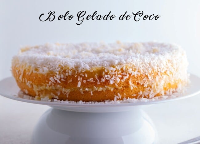 Bolo de Coco Gelado fica molhadinho e o seu preparo é simples